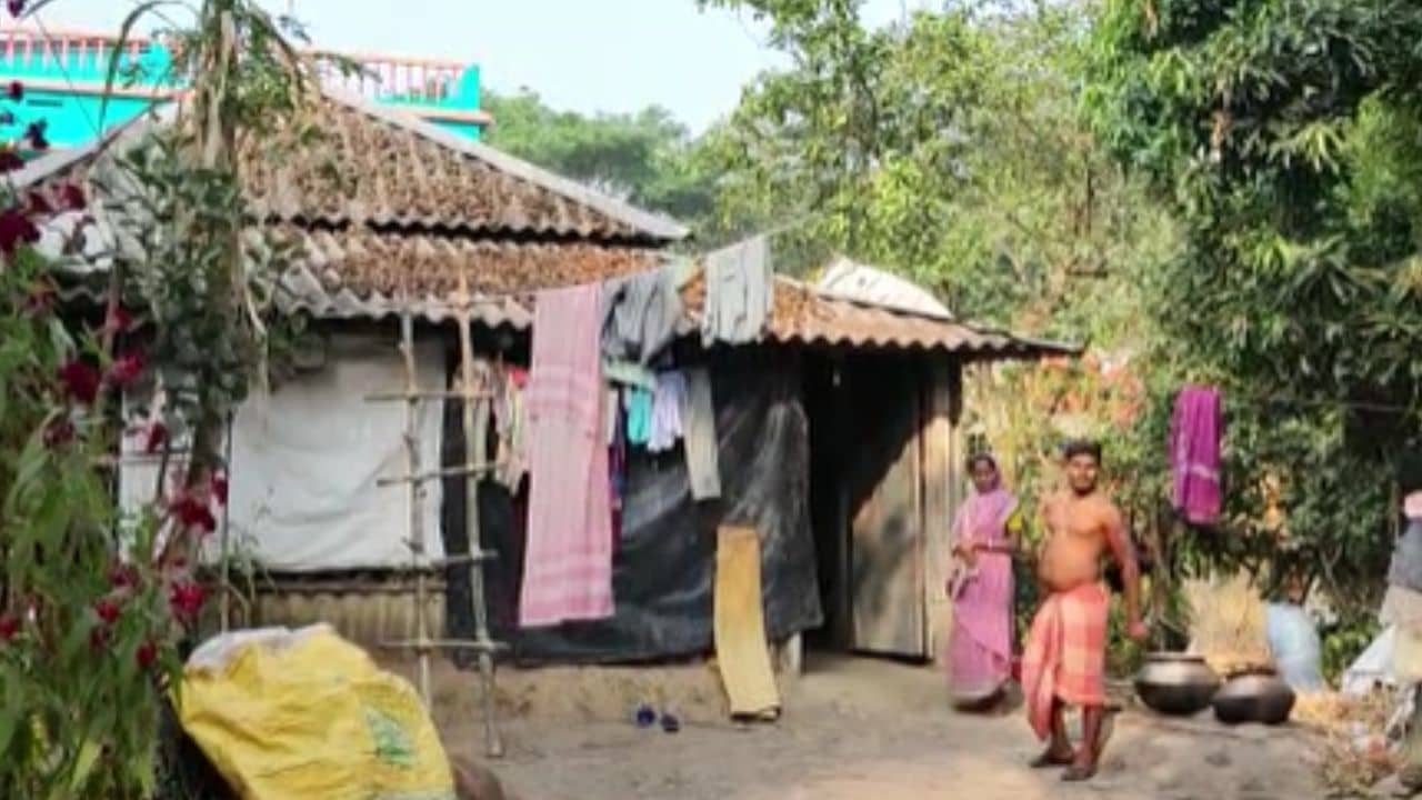 Awas Yojona: বিজেপিকে জিতিয়েছেন গ্রামের লোকেরা, আবাস-তালিকায় তাই বঞ্চনার অভিযোগ