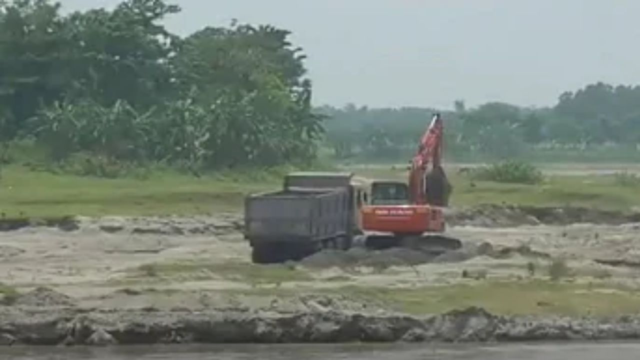  এমনকী গ্রামের ভিতর দিয়েও এই অবৈধ বালি বোঝাই গাড়ির দৌরাত্ম্য দেখা যায়। বালি পাচারকারীদের বিরুদ্ধে এমন অভিযোগও ওঠে, বেআইনি বাঁধ তৈরি করে তারা নদীর গতিপথ বদলে ফেলে। সূত্রের খবর, গরু, কয়লা পাচার মামলার পাশাপাশি ইডির নজরে এই বালি পাচারের কারবারও রয়েছে। বেআইনি বালি ও পাথর পাচার নিয়েও নড়েচড়ে বসছে কেন্দ্রীয় তদন্তকারী সংস্থা। বীরভূমে গরু পাচার মামলার তদন্তে গিয়ে বালি পাচার সংক্রান্ত বেশ কিছু তথ্যও ইডির হাতে উঠে এসেছে বলে খবর। দুর্নীতির চড়কি পাকে কয়লা-গরু-বালি-পাথর সবই মিলেমিশে এক হয়ে গিয়েছে বলে মনে করছে তদন্তকারী সংস্থাগুলি।