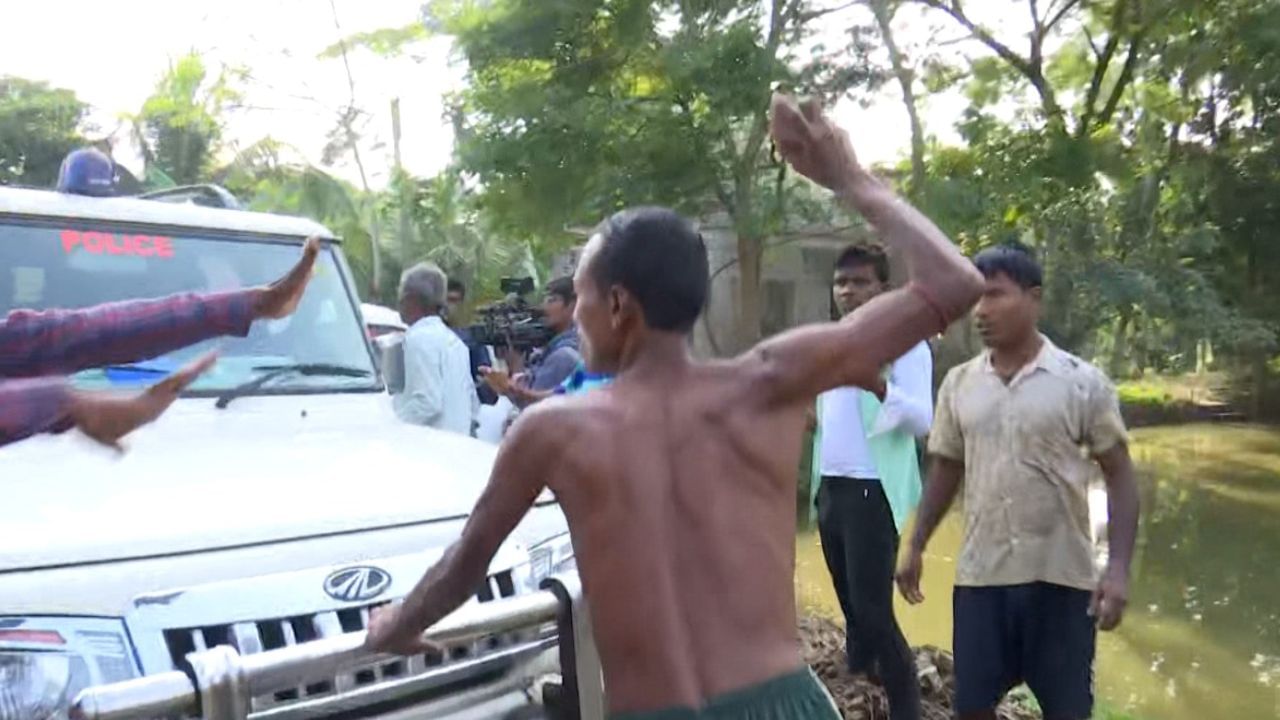 শাসক বিরোধী চাপান-উতোর চলছে ভূপতিনগরে। বিজেপি বিধায়ক রবীন্দ্রনাথ মাইতির মন্তব্য, তৃণমূল কোনও রাজনৈতিক দল নয়, এটি সন্ত্রাসবাদী দল। নীচ থেকে উপর পর্যন্ত সন্ত্রাসে মদত দেয় এরা। পঞ্চায়েত দখল করার জন্য এই কাজ করছে।