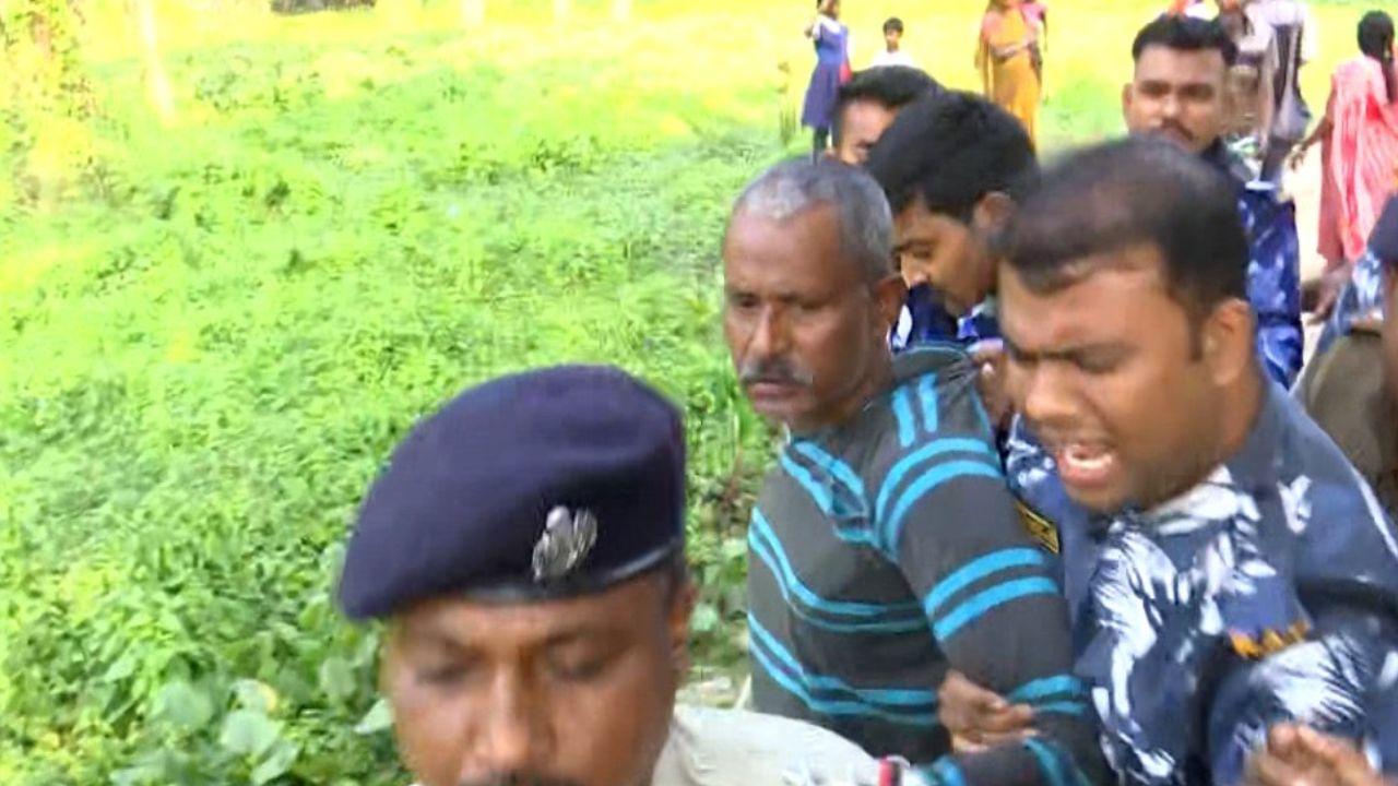 আবার বাজি কারখানার কথা জানতেন না এলাকার অন্যান্য লোকজন। অনেকেই বলছেন, বাজি কারখানার কথা তাঁরা নাকি শোনেনি কখনও।