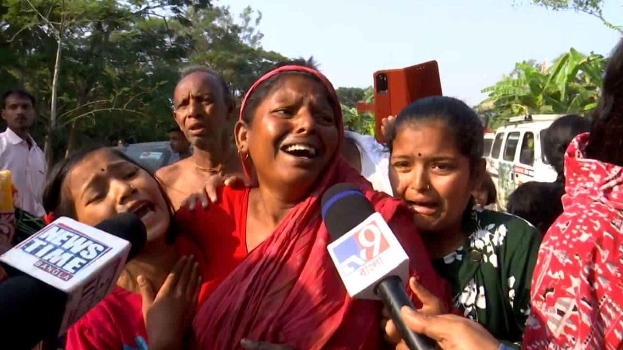 এদিকে নিহতের স্ত্রী ঘটনার পর এক রমক বয়ান দেন, পরে আর এক রকম। প্রথমে বাজি কারখানার কথা না বলা হলেও পরে তিনি দাবি করেছেন, তাঁর বাড়িতে বাজি কারখানা ছিল, সেখানেই আগুন লেগে বিস্ফোরণ হয়।