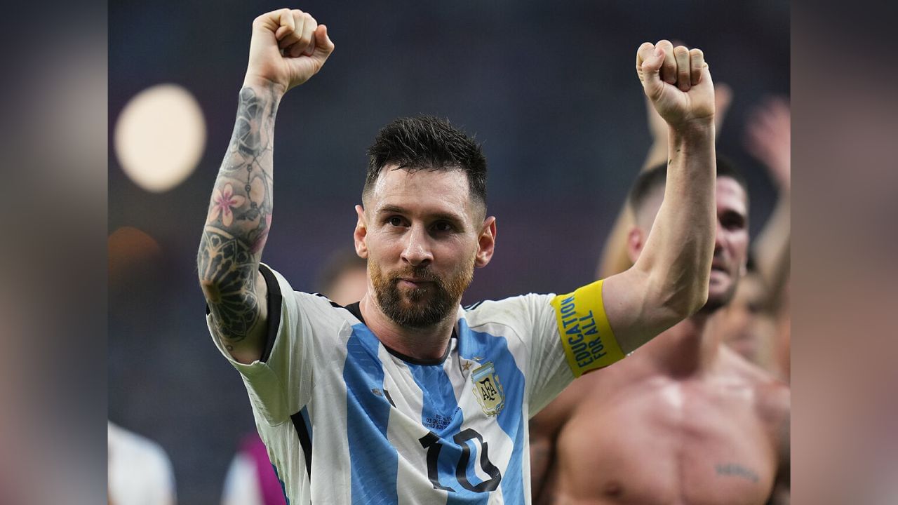 বিশ্বের তৃতীয় দামি ফুটবলার হলেন আর্জেন্টাইন তারকা লিওনেল মেসি। প্যারিস স্যঁ জ্যঁ থেকে তাঁর আয় ৬১,৫১৮,০৭৬ মিলিয়ন ইউরো। (ছবি : টুইটার)
