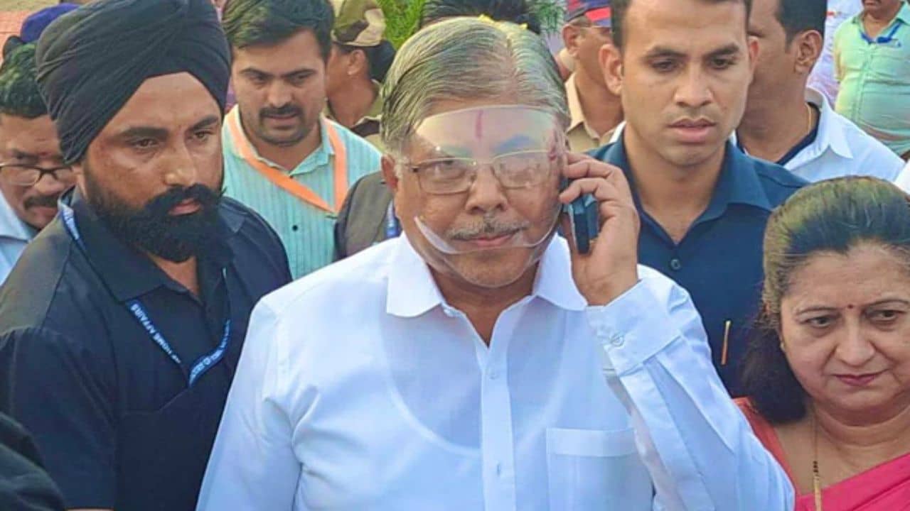 Chandrakant Patil: করোনা নেই, তবুও ভয়ে মুখে ফেস শিল্ড পরে ঘুরছেন বিজেপি নেতা! কেন জানেন?