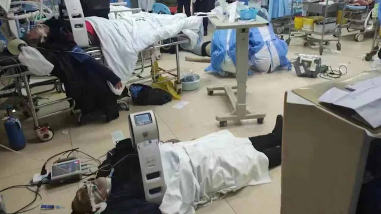 COVID in China: বেড নেই, হাসপাতালে মেঝেতেই ঠাঁই রোগীদের! চিনে ফের ভয়ঙ্কর রূপ কোভিডের