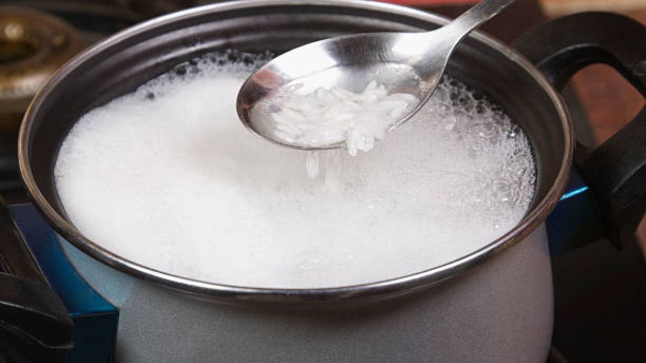 রান্না করার আগে প্রয়োজনীয় জিনিসপত্র, বাসনকোসন, এবং মশলা ইত্যাদি গুছিয়ে নিন। হাতের কাছে সবকিছু থাকলে রান্না করা সহজ এবং দ্রুত হয়। সবচেয়ে ভালো হয় যদি সকালবেলা সারাদিনের কি কি রান্না করবেন তার একটা লিস্ট করে রাখেন।   