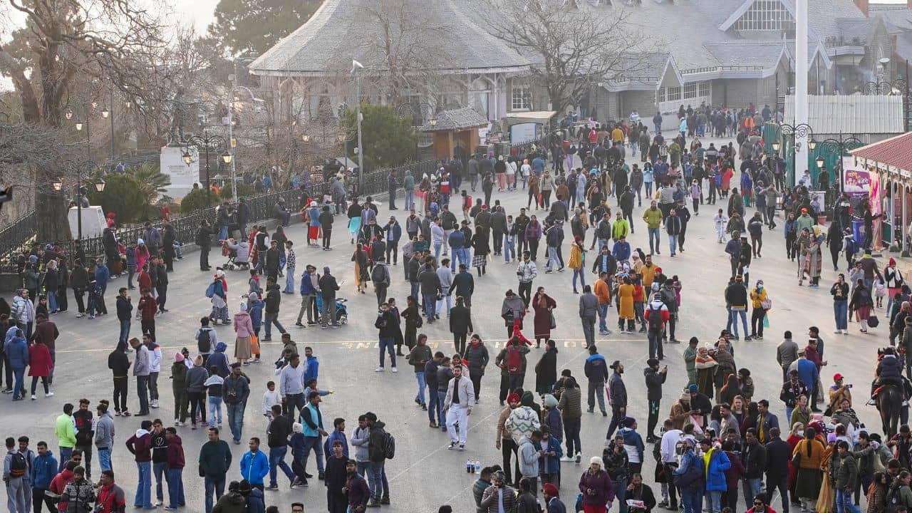 COVID Norms: মাস্ক পরা বাধ্যতামূলক, বর্ষশেষে পর্যটকদের ভিড় বাড়তেই কড়া প্রশাসন