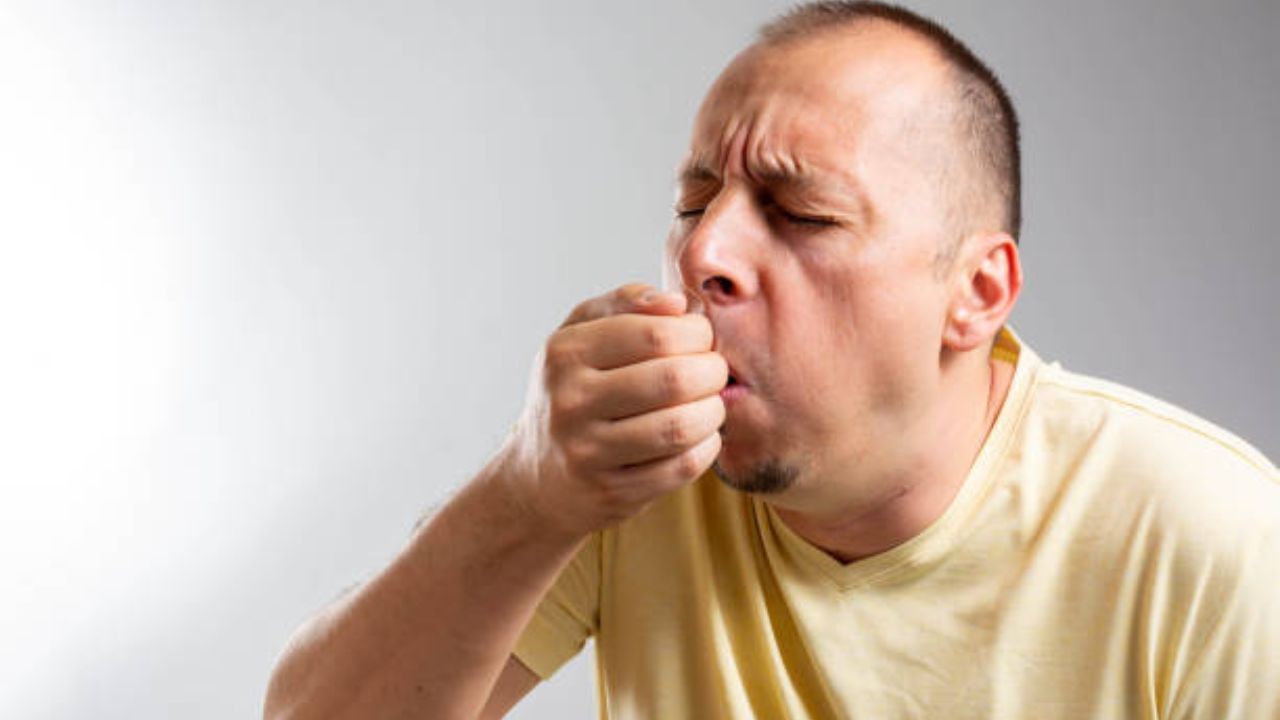 এই ঠাণ্ডায় সবচেয়ে বেশি সমস্যায় যা ফেলে তা হল শুকনো কাশি। ঠাণ্ডা লাগলে সর্দি, কাশির সমস্যা থাকেই। তবে শুকনো কাশিই জ্বালাতন বেশি করে। রাতে ঘুমনো যায় না। গলা চিরে যায়। গলা জ্বালা এসব তো লেগেই থাকে। 