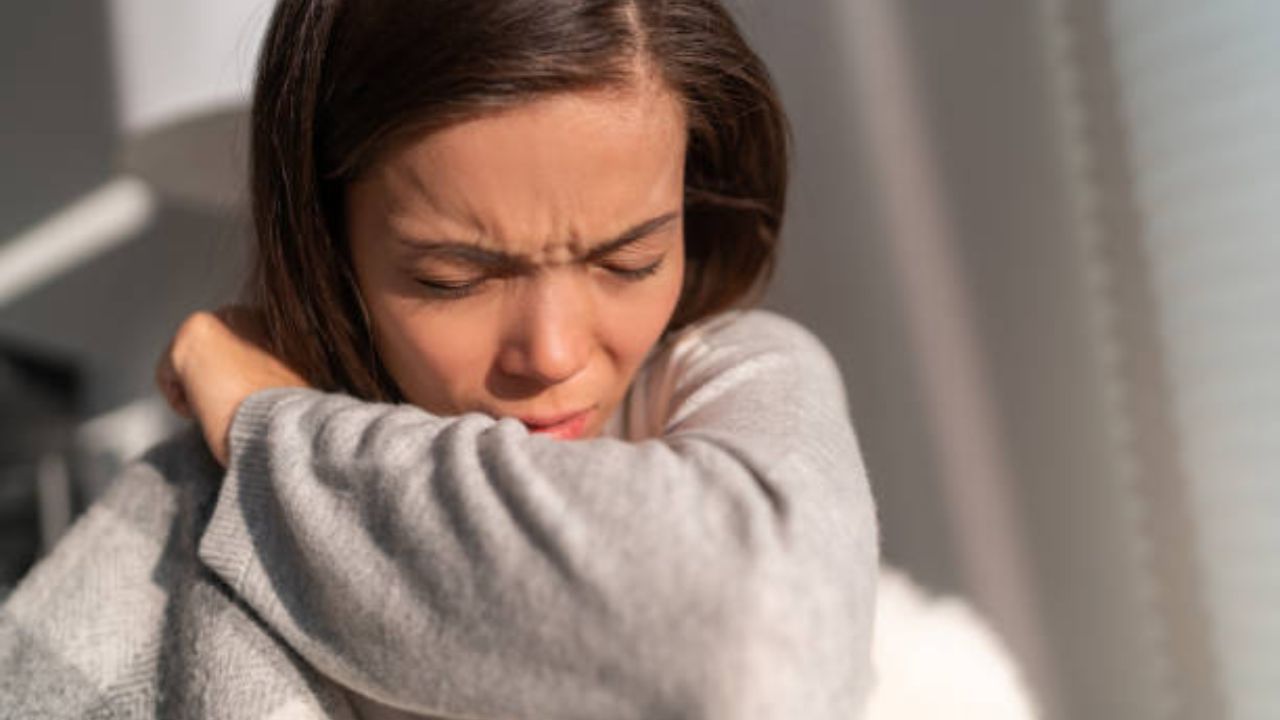 শুকনো কাশির কারণ হতে পারে একাধিক। অধিকাংশ সময়ই অ্যাজমা, অ্যালার্জি, ইনফেকশন থেকে এই কাশি হয়। আবার কোভিড সংক্রমণের অন্যতম লক্ষণও হল এই শুকনো কাশি। শুকনো কাশি সারতেও বেশি সময় লাগে। 