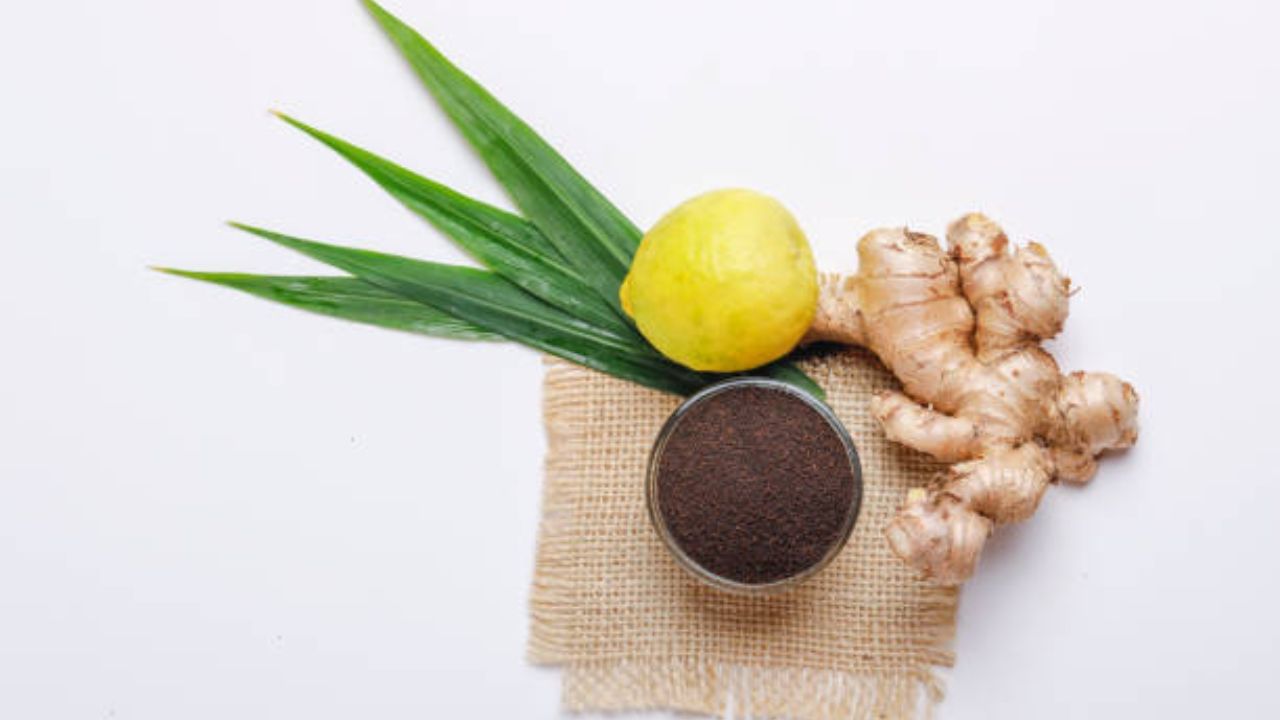 এই কাশিতে প্রথমেই কফসিরাপ না খেয়ে ভরসা রাখুন ঘরোয়া টোটকায়। আদা দেওয়া চা খান বার বার। আদার মধ্যেরয়েছে কিছু অ্যান্টিঅক্সিডেন্ট। সেই অ্যান্টিঅক্সিডেন্ট রেসপিরেটরি ট্র্যাক্টের সমস্যা দূর করে দিতে পারে। আদা দিয়ে জল ফুটিয়েও খেতে পারেন। 