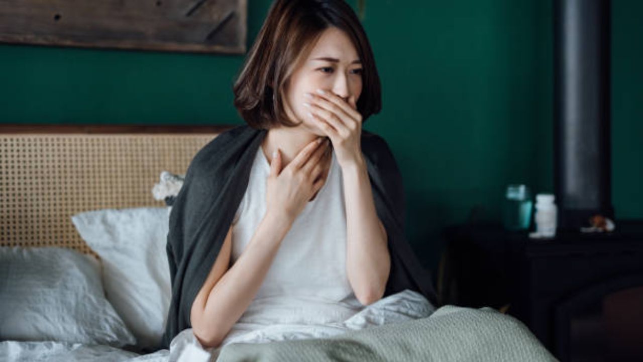 আর এই আবহাওয়াতে জাঁকিয়ে বসছে নানা রোগ সমস্যা। এতদিন ডেঙ্গির প্রকোপ চলল। মশার দাপট কিছুটা কমতে না কমতেই মাথা চাড়া দিয়ে উঠেছে কোভিড। দেশের বিভিন্ন প্রান্ত থেকে মিলেছে কোভিড আক্রান্তের খোঁজ। চিনেও লাফিকে বাড়ছে আক্রান্তের সংখ্যা। আবারও একটা মহামারীর আগাম আঁচ পাওয়া যাচ্ছে। 