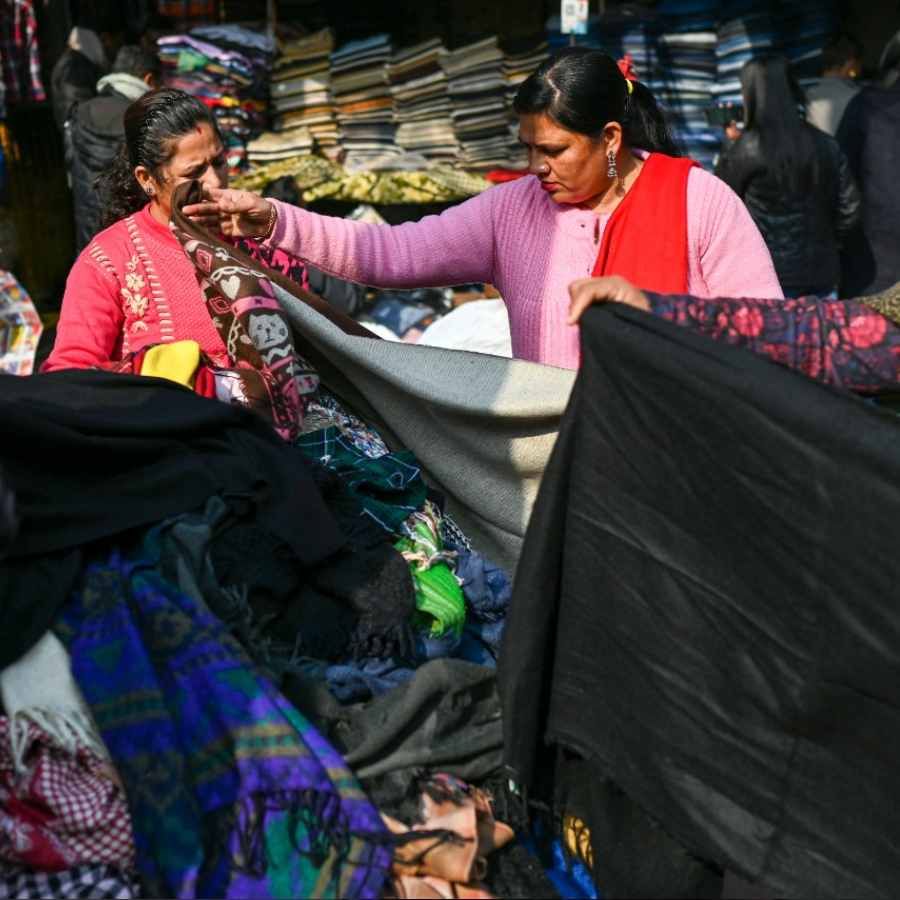 মঙ্গলবার সকাল থেকেই ঘন কুয়াশা ছিল দিল্লি জুড়ে। এর জেরে  দৃশ্যমানতা কমে ৫০ মিটারে নেমে এসেছিল। যার জেরে সকাল থেকেই গাড়ির গতি কমেছে। এর জেরে বিমানের ওঠানামাতেও সমস্যা হয়েছে। 