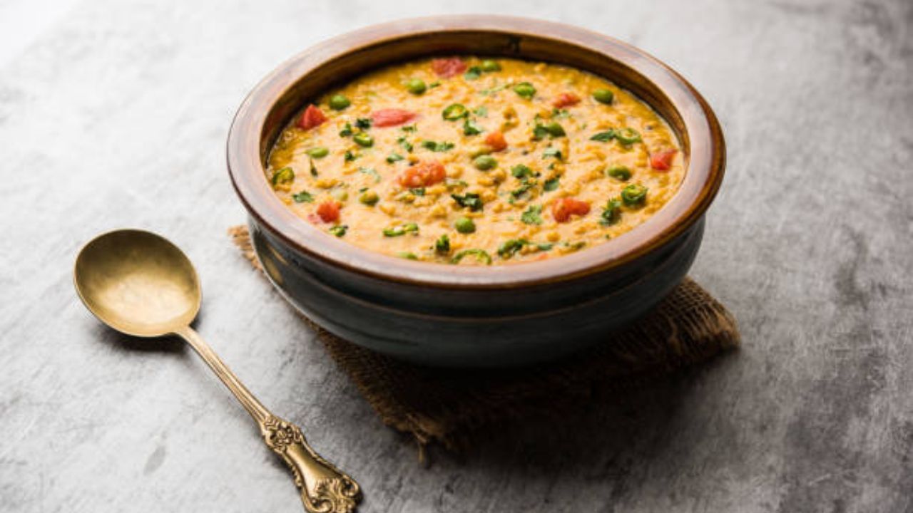 গাজর, বিনস, বিট, মটরশুঁটি, ক্যাপসিকাম, টমেটো, পেঁয়াজ ও আদা কুচিয়ে নিন। শুকনো কড়াইতে ১/২ কাপ ওটস রোস্ট করে নিন। ১/২ কাপ মুগ ডাল সেদ্ধ করে রাখুন। 