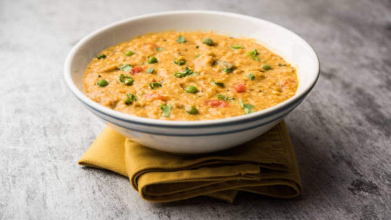 ওটসকে ভারতীয় স্টাইলে খেতে পারেন। ওটসের তৈরি খিচুড়ি খেতে পারেন। মশলা ও সবজি দিয়ে তৈরি ওটসও ডায়াবেটিসের রোগীদের জন্য স্বাস্থ্যকর। কীভাবে এই ওটসের খিচুড়ি তৈরি করবেন, দেখে নিন সহজ রেসিপি...