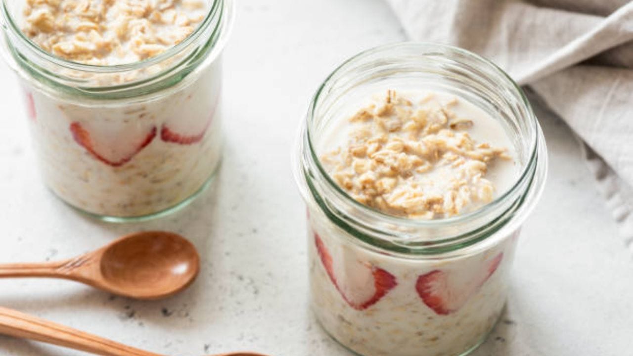 বেশিরভাগ মানুষ দুধ কিংবা দই দিয়ে ওটস খান। দুধ দিয়ে ওটমিল কিংবা ওভারনাইট ওটস দুটোই স্বাস্থ্যের জন্য ভাল। কিন্তু দুধে অ্যালার্জি থাকলে আপনি ওটসের সঙ্গে দুধ কিংবা দই মিশিয়ে খেতে পারবেন না। তাছাড়া রোজ রোজ এভাবে ওটস খেতে কারওই ভাল লাগে না। তাহলে উপায় কী? 