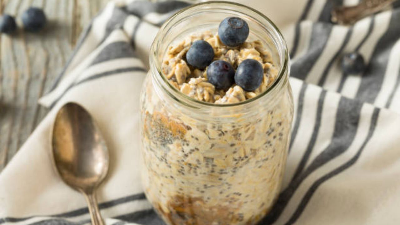 ওটস হল সুপারফুড। ফাইবারের পাশাপাশি ওটসের মধ্যে ভিটামিন, মিনারেল, অ্যান্টিঅক্সিডেন্ট রয়েছে। এই খাবার রক্তে শর্করার মাত্রা বজায় রাখার পাশাপাশি ওজন কমাতে, কোলেস্টেরল কমাতে এবং হৃদরোগের ঝুঁকি কমাতে সাহায্য করে।