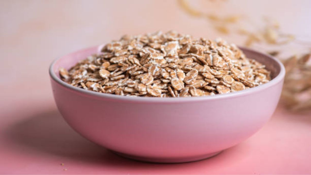 ডায়াবেটিসের রোগীদের ডায়েটে ফাইবার-সমৃদ্ধ খাবার রাখা উচিত। এক্ষেত্রে মুসলি, ডালিয়া, ওটসের মতো স্বাস্থ্যকর। কিন্তু ব্রেকফাস্টে যদি ফাইবার-সমৃদ্ধ খাবার খান, তাহলে ওটসের তৈরি খাবার খেতে পারেন। 