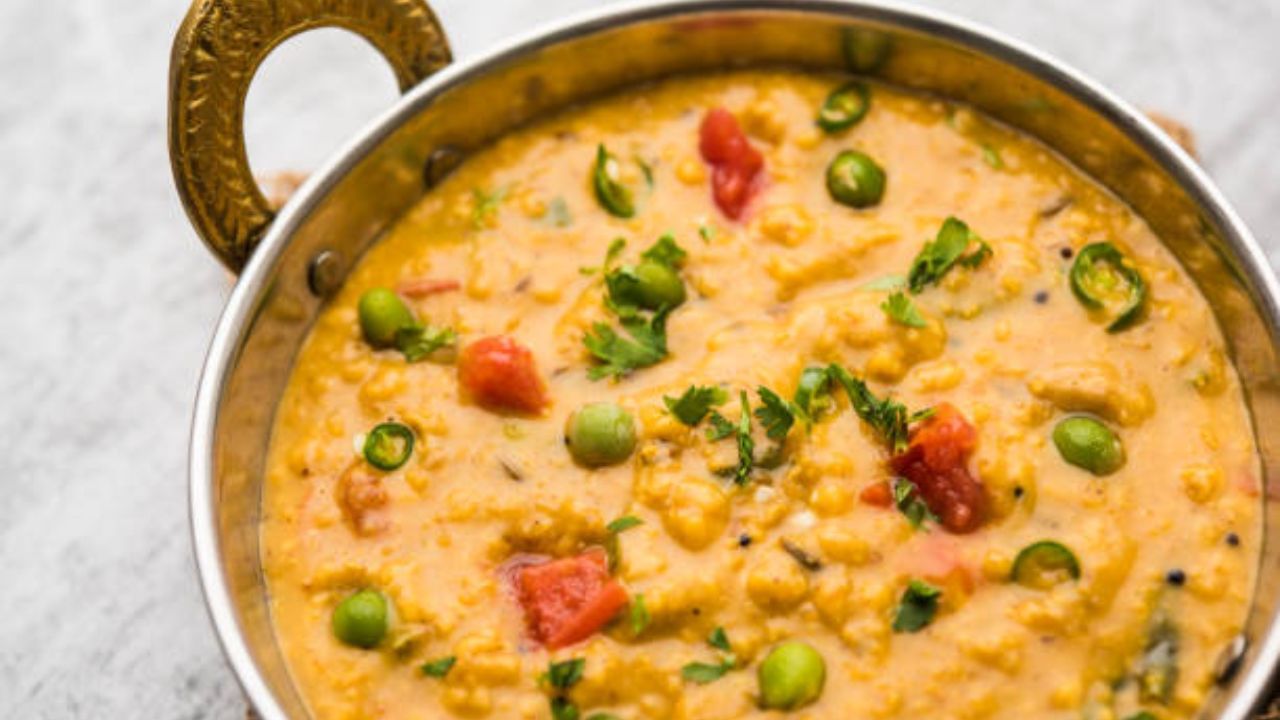 স্বাদ অনুযায়ী নুন, চিনি দিন। সামান্য হলুদ দেবেন। এবার এতে পরিমাণমতো জল দিয়ে ঢেকে রাখুন। ৫ মিনিট ঢেকে রাখলেই তৈরি হয়ে যাবে ওটসের খিচুড়ি। এই ওটসের খিচুড়ি আপনি ব্রেকফাস্টের পাশাপাশি লাঞ্চেও খেতে পারেন। 