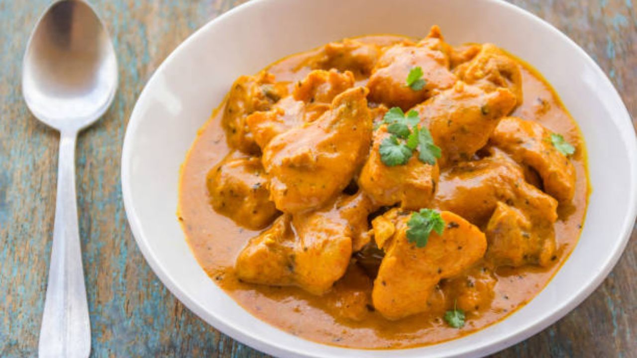 গরম খাবার শরীরের জন্যও খুব ভাল। এতে হজম ভাল হয়, পেট ভাল থাকে। গরম খাবারের মধ্যে যে পরিমাণ পুষ্টি থাকে তা আর অন্য কোনও খাবারের মধ্যে থাকে না 