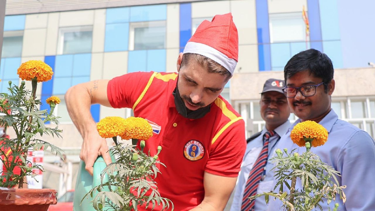 কলকাতার নামকরা বেসরকারি হাসপাতালের শিশু বিভাগ ও বয়স্ক রোগীদের সঙ্গে দেখা করেন ইস্টবেঙ্গলের ফুটবলাররা। (ছবি-ইমামি ইস্টবেঙ্গল)