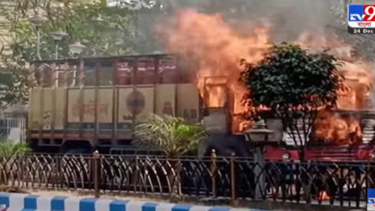 Patuli Fire: সিলিন্ডার বোঝাই ট্রাক জ্বলছে দাউ দাউ করে, উৎসবের কলকাতায় ভয়াবহ-কাণ্ড