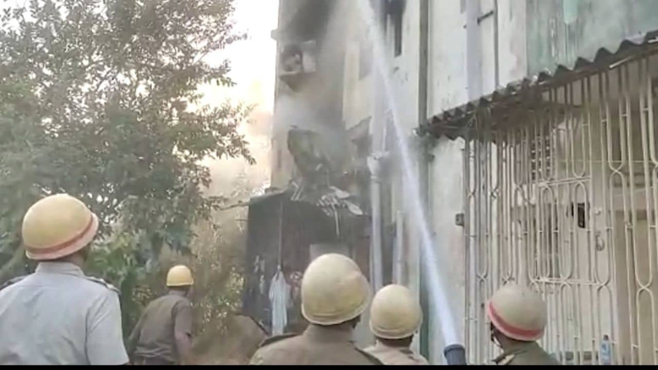 Fire at New town: ভরদুপুরে নিউ টাউনের বলাকা আবাসনে অগ্নিকাণ্ড, অগ্নিদগ্ধ এক বৃদ্ধা