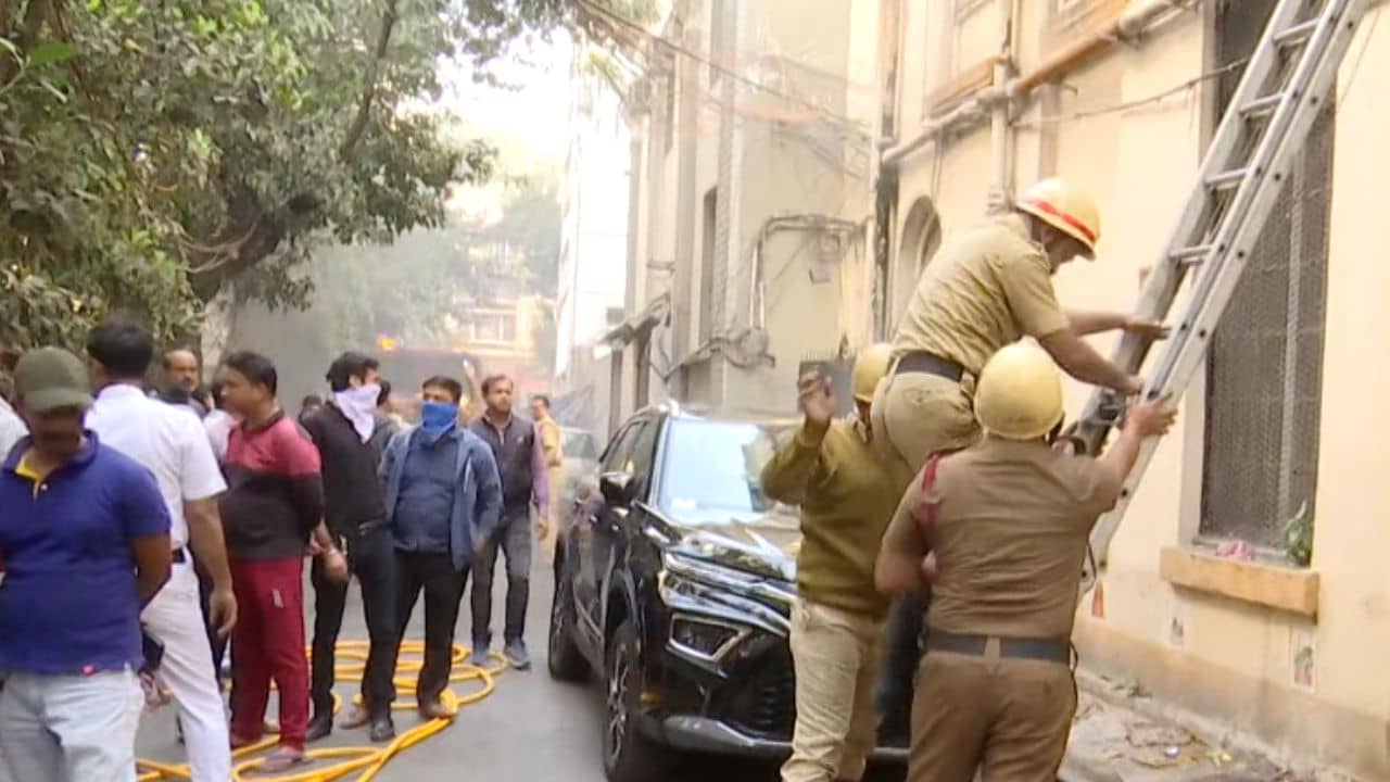 Raj Bhawan: রাজভবনের কাছে কোয়ার্টারে আগুন, ২টি ইঞ্জিনের চেষ্টায় নিয়ন্ত্রণে