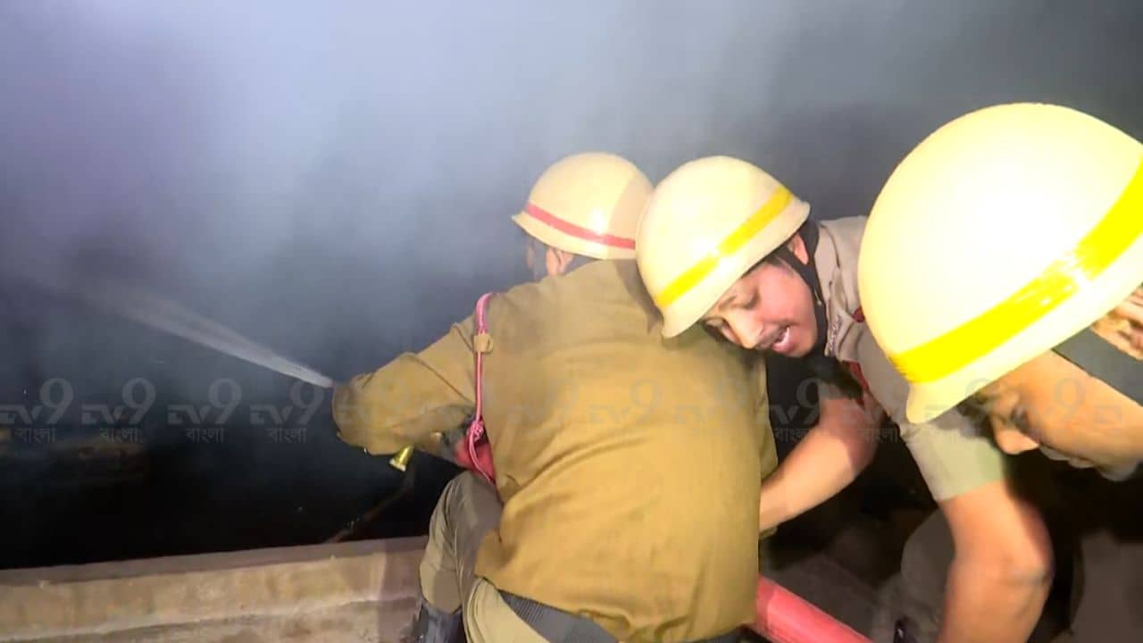 Fire: দাউ দাউ করে জ্বলছে আসবাবপত্রের গোডাউন, আতঙ্কে ছোটাছুটি এলাকাবাসীর