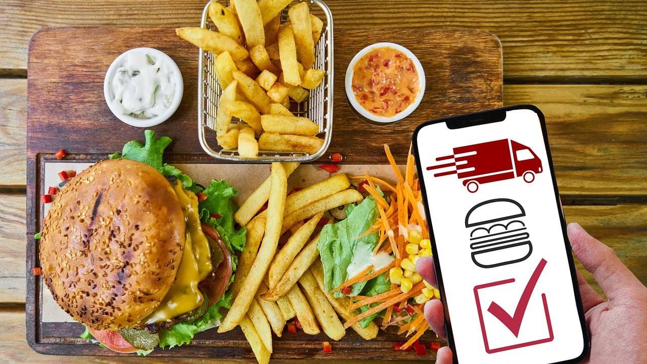 আর প্রতি মাসে নিজের খরচ বাঁচাতে ফোন থেকে বিভিন্ন অনলাইন ফুড ডেলিভারি অ্য়াপগুলি প্রথম থেকেই সরিয়ে ফেলতে পারেন। আমরা ক্লান্তিতে হোক বা মনের আরামে বেশিরভাগ সময়ই বাইরে থেকে এই অ্যাপগুলির মাধ্যমে খাবার অর্ডার করে থাকি। সেই সময় আমাদের খরচের কোনও হিসেব থাকে না।