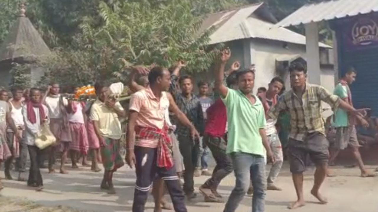 Funeral: '১১১ বছর বেঁচেছেন, এটাই আনন্দের', নাচে-গানে অন্তিমযাত্রা বৃদ্ধার