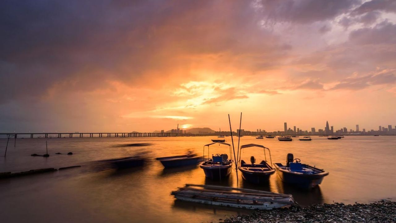 উত্তরে কনকনে ঠান্ডা আবহাওয়া, তুষারপাত যেমন পাওয়া যাবে, তেমনি সবুজের ডালি সাজিয়ে বসে রয়েছে দক্ষিণ ভারত। এই সময় পর্যটকদের ভিড় হয় উত্তর থেকে দক্ষিণে। জনপ্রিয় হলিডে স্পট হিসেবে কোথায় যাবেন, তার একটা লিস্ট দেওয়া রইল...