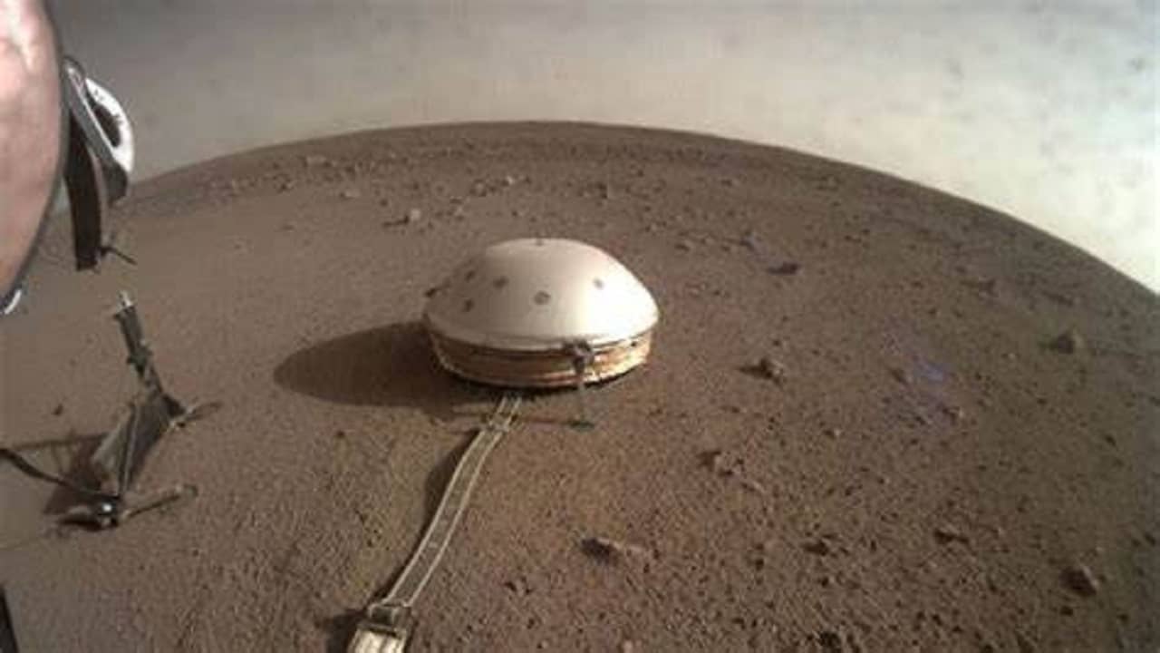 NASAs Insight: আমার জন্য চিন্তা করো না, চিরঘুমে যাওয়ার আগে মঙ্গলের ছবি পাঠিয়ে বার্তা Nasa রোবটের
