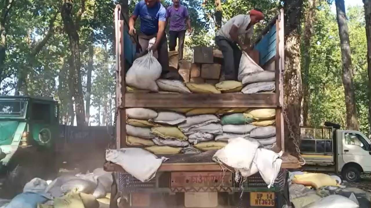 Jalpaiguri : কয়লা বোঝাই লরি আটকাতেই পালাল চালক, উঁকি মেরে চমকে উঠলেন বনবিভাগের কর্মীরা