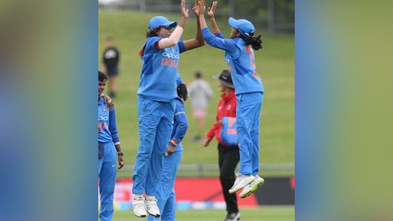 দেশের জার্সিতে ২০৪টি ওয়ান ডে ম্যাচ খেলেছেন ঝুলন। মহিলাদের ওয়ান ডে ক্রিকেটে সর্বাধিক ২৫৫ উইকেটের রেকর্ড রয়েছে চাকদহ এক্সপ্রেসের। ছবি: টুইটার