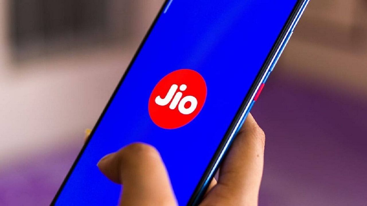 Jio এক নতুন প্ল্যান নিয়ে হাজির হয়েছে। এই প্ল্যানটিতে আপনাকে প্রতি মাসে রিচার্জ করতে হবে না। বছরে চারবার রিচার্জ করলেই হবে। অর্থাৎ এই প্ল্যানের বৈধতা 90 দিন বা তিন মাসের জন্য় থাকবে। তার জন্য় আপনাকে মাত্র 749 টাকা খরচ করতে হবে। এতদিন যেখানে কেবল 84 দিনের প্ল্যান ছিল, এবার সেখানে আনা হল একেবারে 90 দিনের একটি প্ল্যান। 