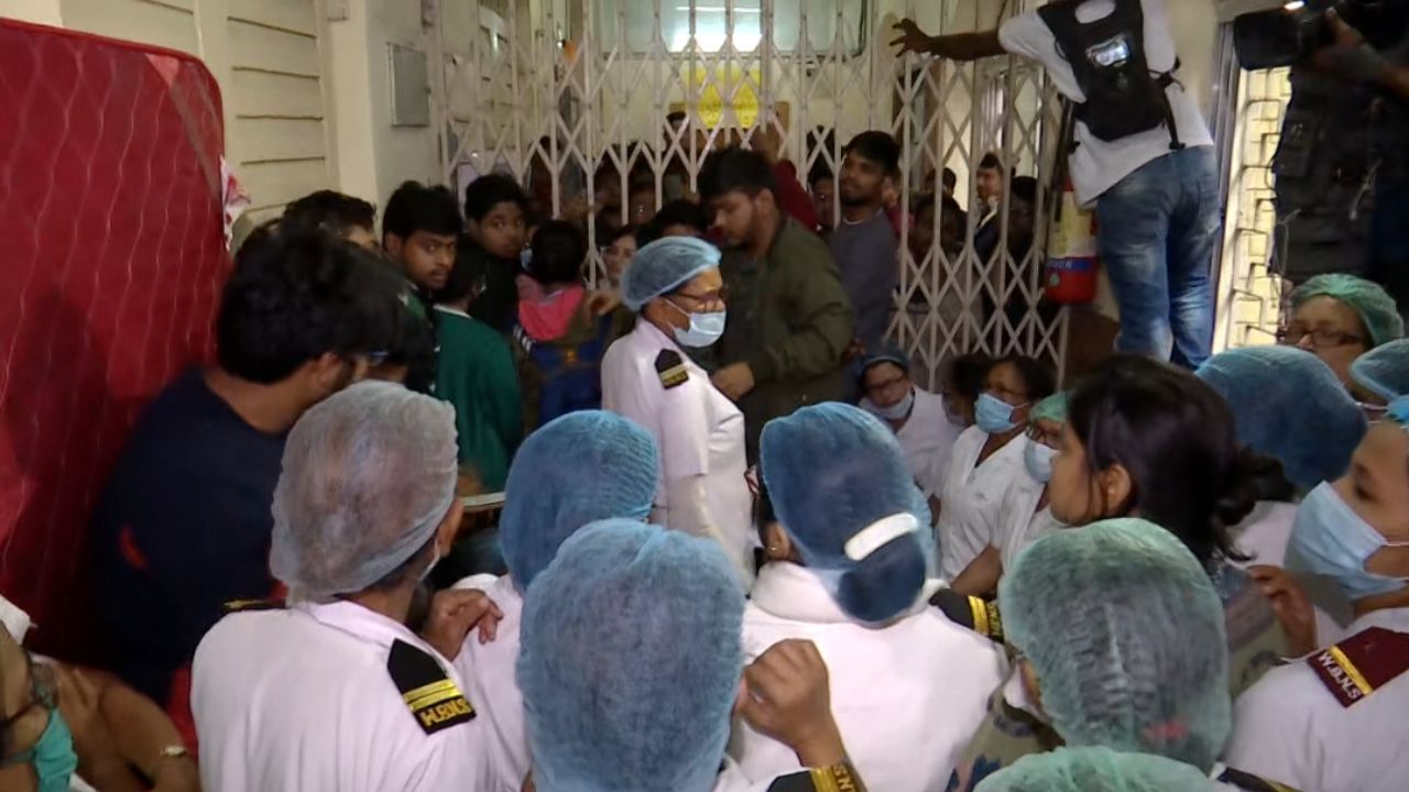 Medical College Kolkata UPDATE: ডাক্তারি পড়ুয়াদের আন্দোলনে কলকাতা মেডিক্যালে হোঁচট খাওয়া শুরু পরিষেবার, দুর্ভোগ চরমে ওঠার আশঙ্কা