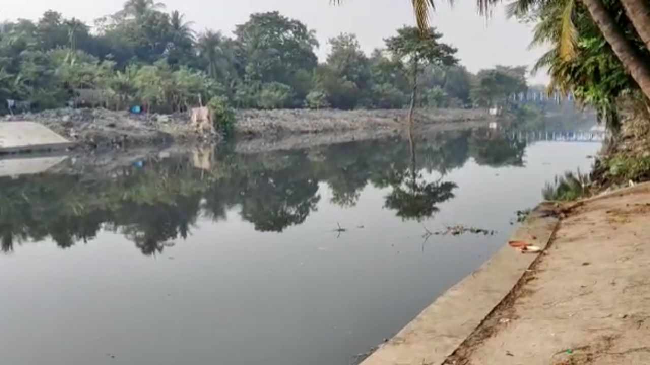 ফি বছর বর্ষা এলেই ভুগিয়ে মারে কেষ্টপুর খাল। খাল উপচে রাস্তা ভাসে জলে, মশাবাহিত রোগও ভুগিয়ে মারে। ডেঙ্গির মরসুমে এই খাল যেন সাক্ষাৎ মারণ হুমকি। আগের বছরই রাজ্যের তরফে ঘোষণা করা হয়েছিল খাল সংস্কারের কাজ হবে। মানুষের ভোগান্তিও ভ্যানিশ হবে। 