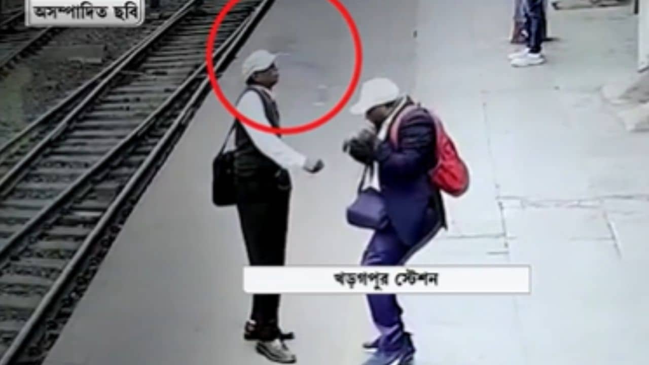 Kharagpur Station: প্ল্যাটফর্মে দাঁড়ানো টিটিইর উপর ছিঁড়ে পড়ল বিদ্যুতের তার, এর পরের দৃশ্য ভয়ঙ্কর...