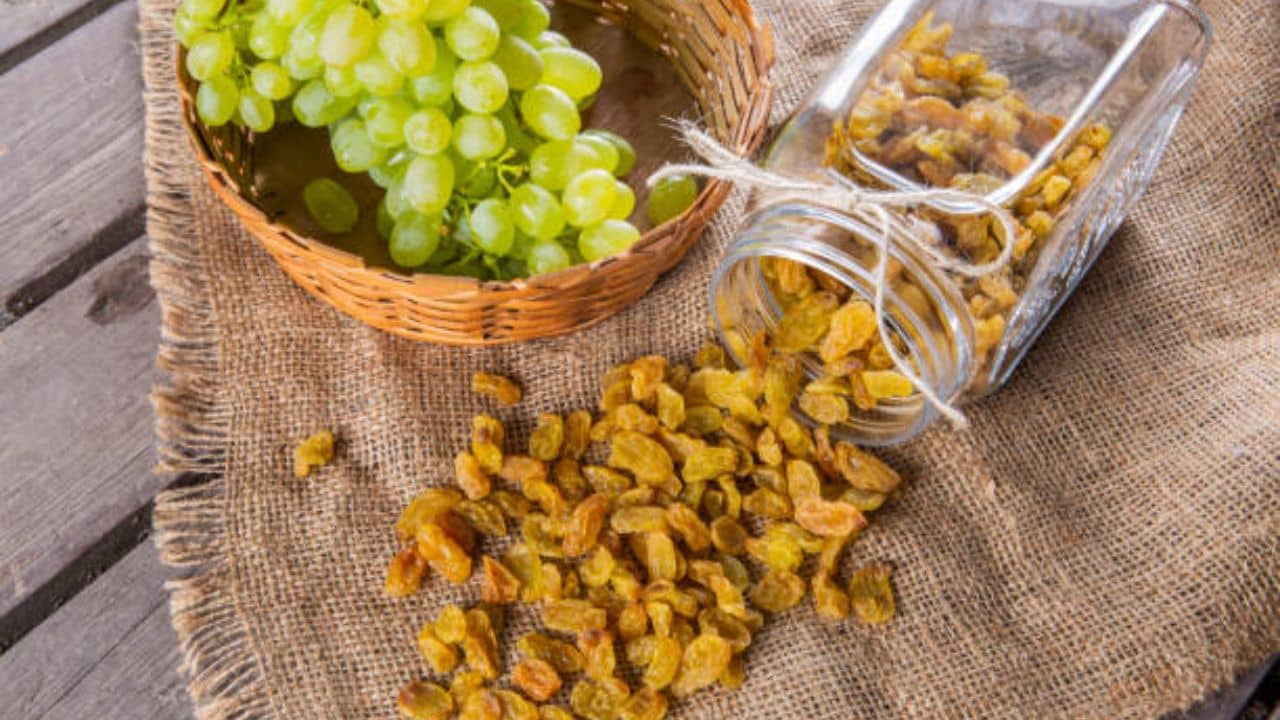 Raisin Benefits: কোলেস্টেরল নিয়ন্ত্রণে রাখতে জুড়ি মেলা ভার সবুজ কিশমিশের, কী ভাবে সেবন করবেন জানুন...