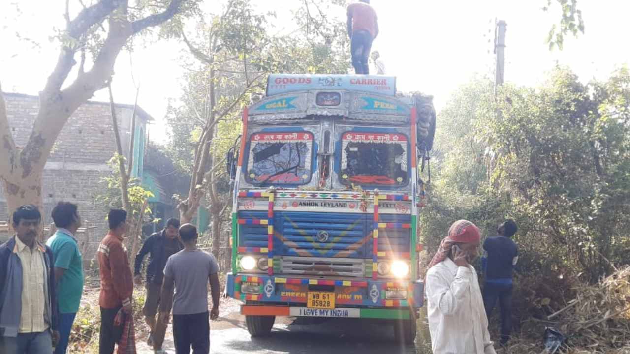 বিদ্যুতের তার থেকে পাট বোঝাই লরিতে আগুন Bengali News Fire caught at