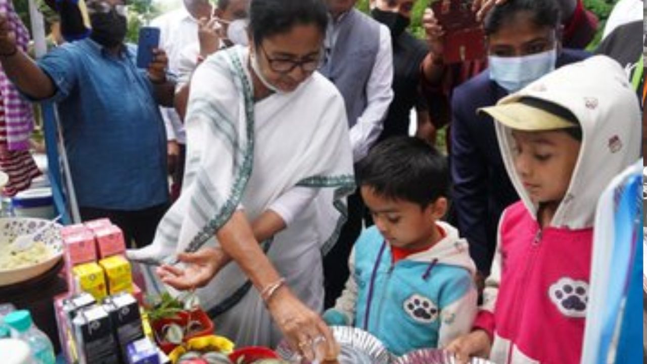 পাহাড়ের রাস্তায় দাঁড়িয়ে ফুচকা বানিয়েও কচিকাঁচাদের খাওয়ান মুখ্যমন্ত্রী মমতা বন্দ্যোপাধ্যায়। ছোলা সহ আলু মাখা পুর এবং তেঁতুলজল সহযোগে মুখ্যমন্ত্রীর হাতে বানানো ফুচকা খেয়ে আপ্লুত হয়ে যান কচিকাঁচারা।