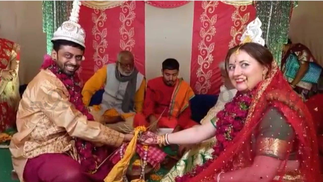 Love Story: ভালবাসার অমোঘ টানে ভল্গা মিশল ভাগীরথীতে, রাশিয়ার তরুণী এখন মুর্শিদাবাদের বৌমা