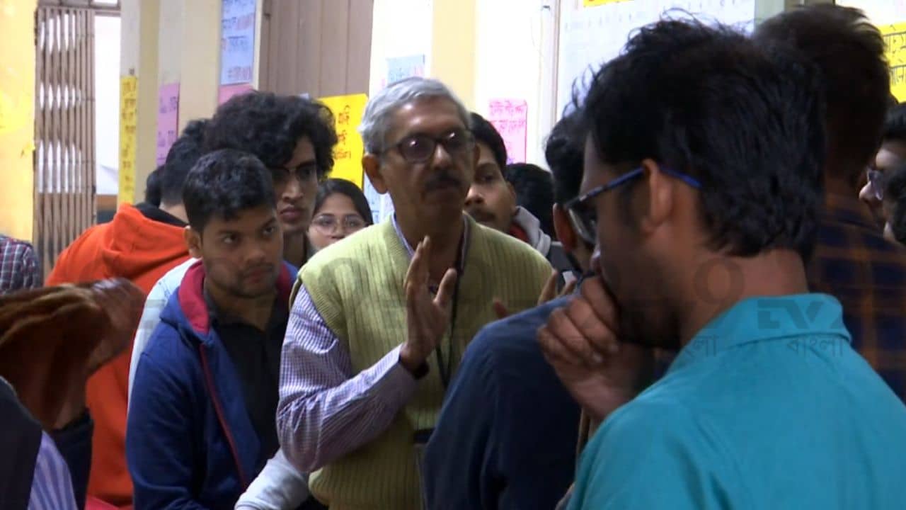 Kolkata Medical College Hospital: মেডিক্যালে পাঁচ পড়ুয়ার অনশন, তিনজনের শারীরিক অবস্থার অবনতি হচ্ছে, দাবি সতীর্থদের