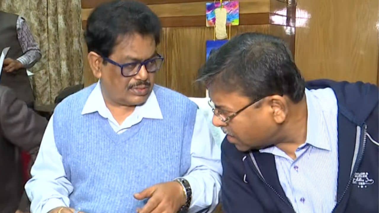 Kolkata Medical College Hospital: কলকাতা মেডিক্যালে আমরণ অনশনে ডাক্তারি পড়ুয়ারা, ভোট নিয়ে স্বাস্থ্যভবনের কোর্টেই বল ঠেলল কর্তৃপক্ষ