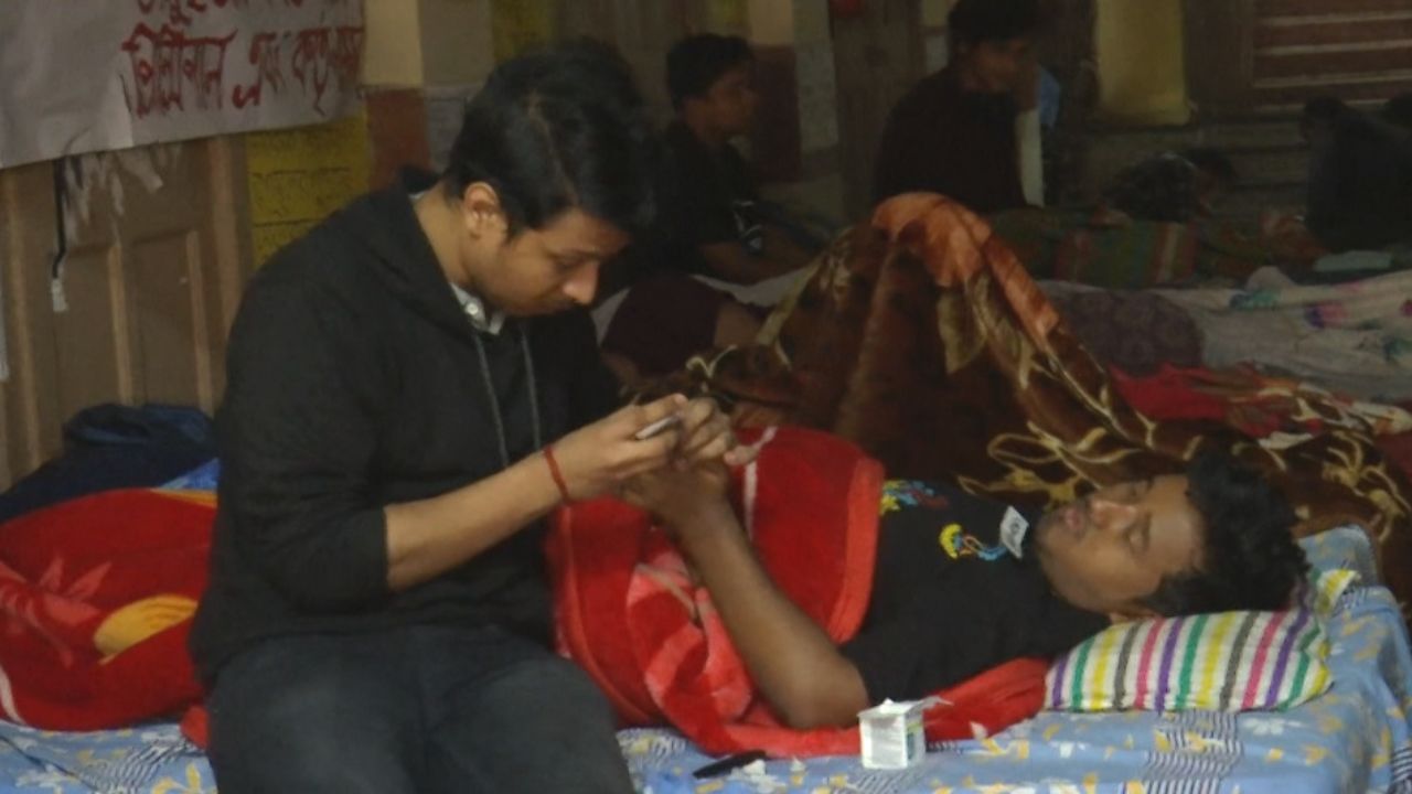 Kolkata Medical College: অনশন না তুললে বৈঠক নয়, মেডিক্যালের পড়ুয়াদের সঙ্গে স্বাস্থ্য সচিবের বৈঠক বাতিল