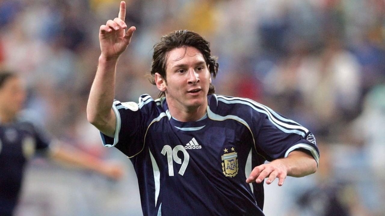 ১ নম্বর গোল: মন্টেনিগ্রোয় সার্বিয়ার বিরুদ্ধে ৭৫ মিনিটে পরিবর্ত হিসেবে মাঠে নেমেছিলেন লিওনেল মেসি। আর্জেন্টিনা ততক্ষণে ৩-০। কার্লোস তেভেজের পাস থেকে ৮৮ মিনিটে বিশ্বকাপের অভিষেকেই গোল করেন মেসি। বিশ্বকাপে গোল করা আর্জেন্টিনার সর্বকনিষ্ঠ ফুটবলার। (ছবি:টুইটার)