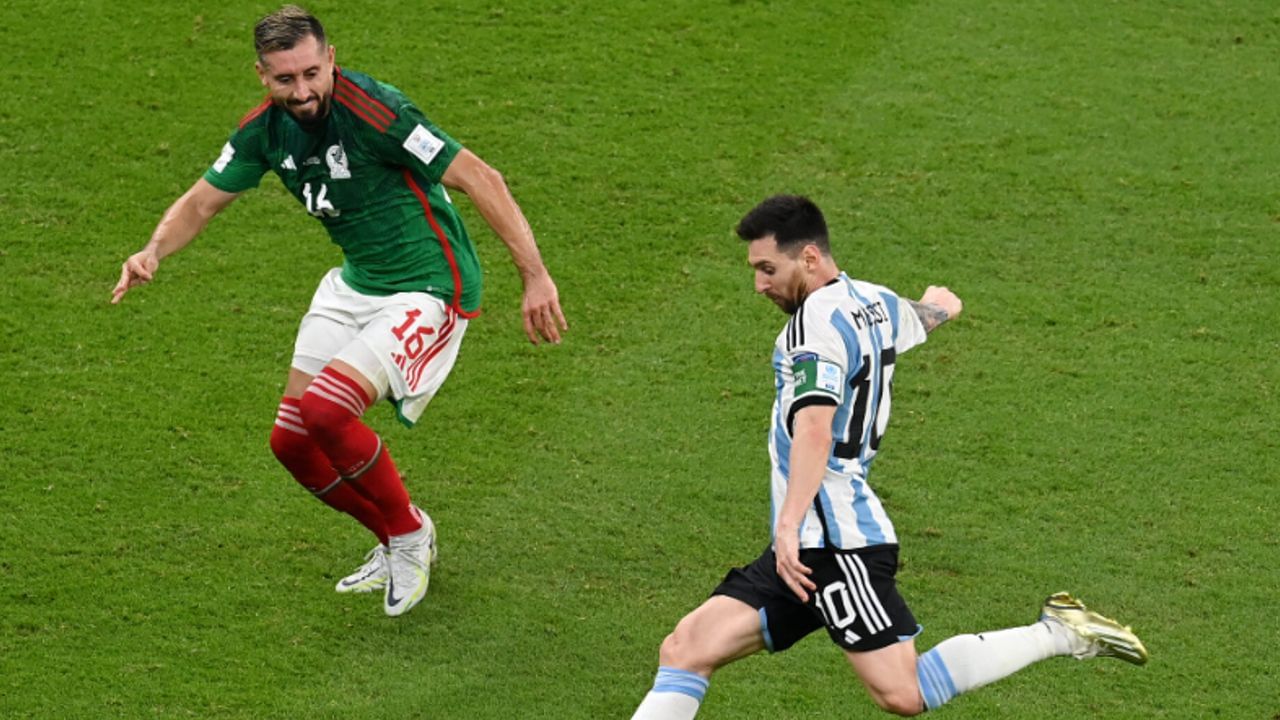 ৮, ৯ ও ১০ নম্বর গোল: কাতারে মেক্সিকোর বিরুদ্ধে মাস্ট উইন ম্যাচে মেসির অনবদ্য গোলটি ছিল তাঁর অষ্টম গোল। নবম গোলটি শেষ ষোলোর ম্যাচে অস্ট্রেলিয়ার বিরুদ্ধে। যে গোল দুটি কারণের জন্য স্মরণীয়। প্রথমটি হল ম্যাচটি ছিল মেসির কেরিয়ারের ১,০০০তম ম্যাচ। পাশাপাশি এটি তাঁর প্রথম বিশ্বকাপের নকআউট গোল। নেদারল্যান্ডসের বিরুদ্ধে দশম গোলটিও স্মরণীয় হয়ে থাকবে। আর্জেন্টিনার বিশ্বকাপে সর্বাধিক গোলদাতার নিরিখে গ্যাব্রিয়েল বাতিস্তুতার রেকর্ড স্পর্শ করে ফেলেন। (ছবি:টুইটার)