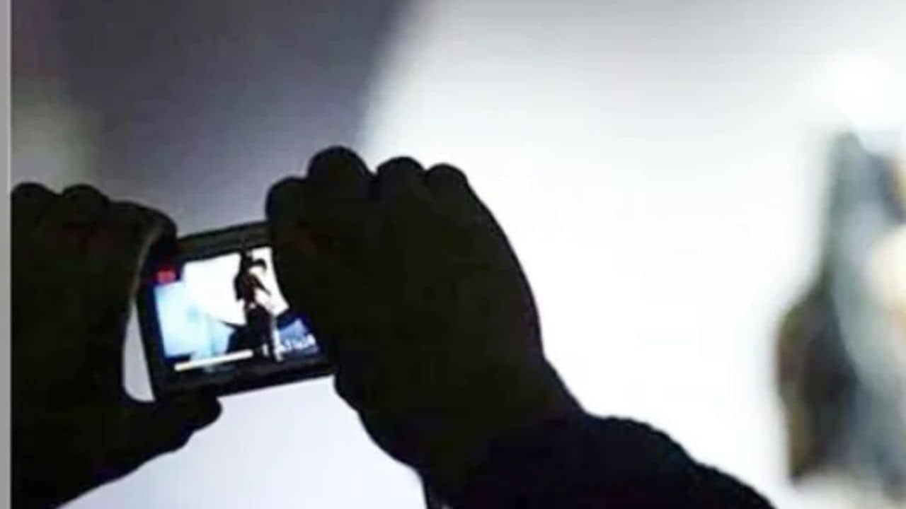 Sonarpur arrest: হোটেলে ডেকে ফটোশুট, মডেলিং-এর টোপ দিয়ে অন্তরঙ্গ হওয়ার চেষ্টা, গ্রেফতার যুবক