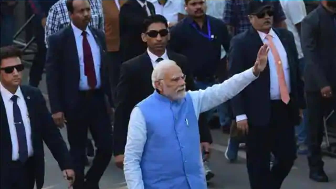 Narendra Modi: ভোটদানের প্রাক্কালে রোড শো প্রধানমন্ত্রীর, অভিযোগ তুলে নির্বাচন কমিশনে কংগ্রেস