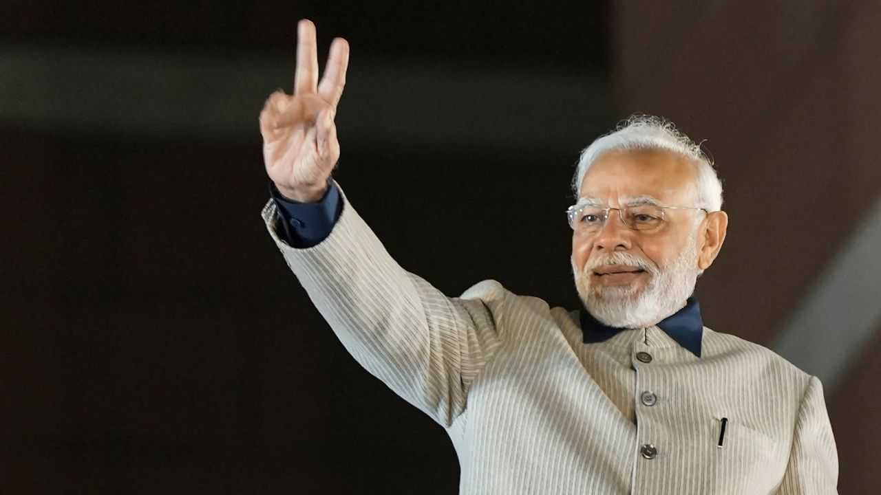 PM Narendra Modi: প্রধানমন্ত্রী হয়েও তিনি ‘সাধারণ’! টিকিট কেটে মেট্রো চড়লেন নমো, করলেন যাত্রীদের সঙ্গে গল্পও