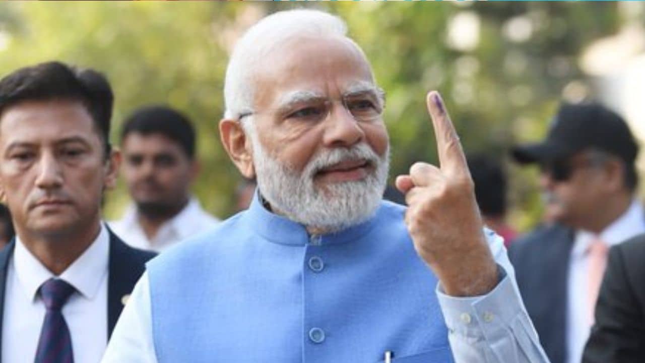 PM Modi: দাদার বাড়ির কাছের বুথে ভোট দিয়ে নমোর বার্তা, ‘গণতন্ত্রের উৎসবে সামিল হন সবাই’